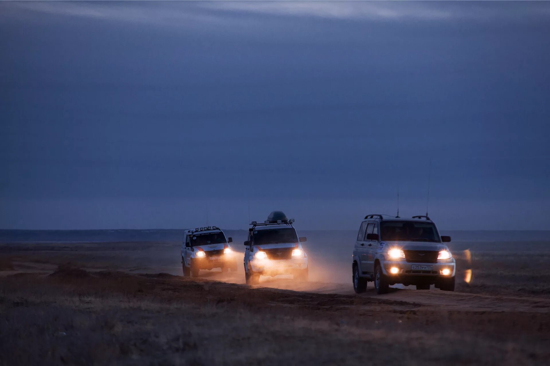 Мзунгу экспедишен. Машина Экспедиция пустынь. Red off Road Expedition Турция. Нива тревл путешествия ночевка.