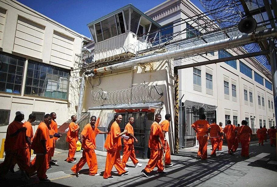 Пенитенциарная система это. Тюрьма Сан Квентин. Тюрьма Сан-Квентин, Калифорния, США. Тюрьмы Америки Сан Квентин. Сан Квентин заключенные.