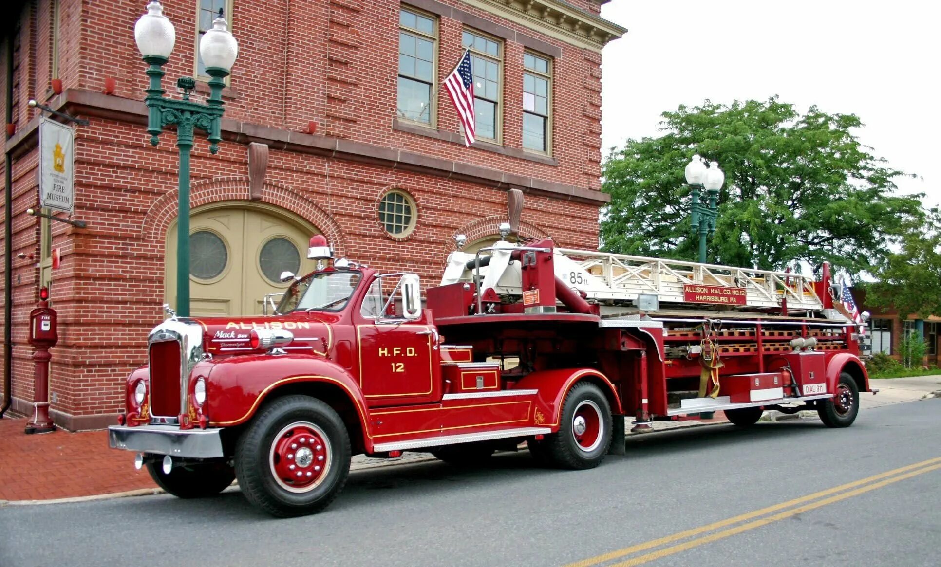 Посадка пожарных в автомобиль. Пожарная машина Вандерберг 1901. Mack 1911г. Fire engine. Машина "Fire Truck" пожарная, 49450. Пожарный грузовик Mack.