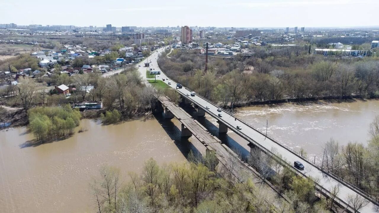 В оренбурге какой мост. Мост через Урал Оренбург. Мост через Сакмару Оренбург. Мост через реку Урал в Оренбурге. Новый мост через Урал в Оренбурге.