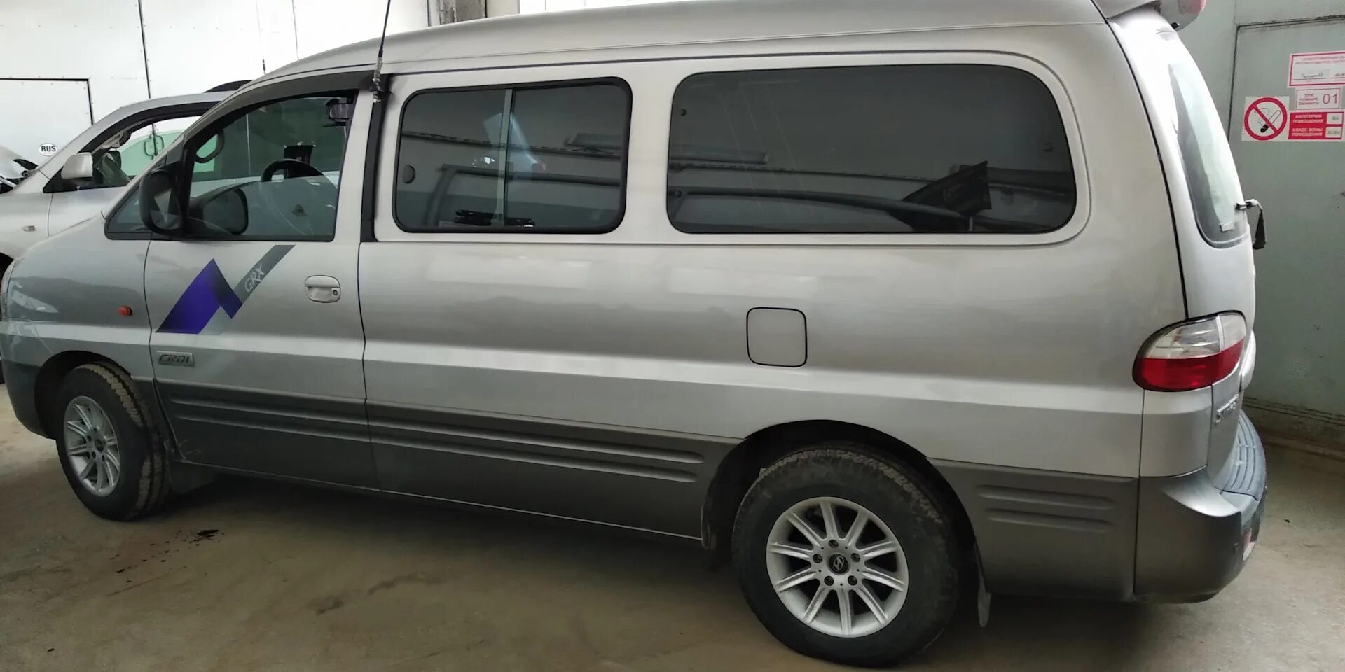 Пороги старекс. Hyundai Starex 2003. Hyundai Starex 2003-2007. Пороги Хендай Старекс 2002 года. Старекс 2003 год.