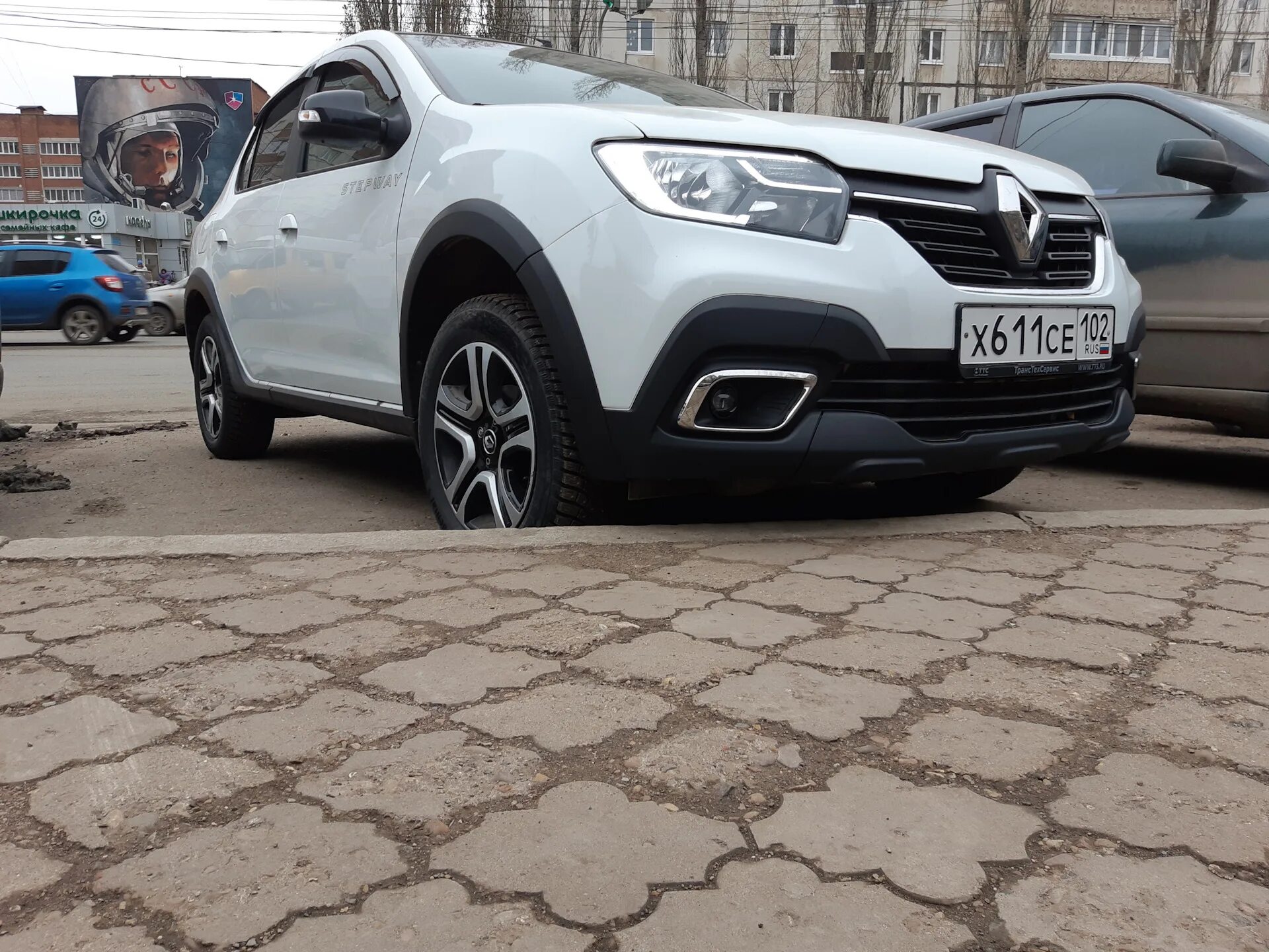 Степвей r16 купить. Logan Stepway r16. Логан степвей r18. 205/60 R16 Renault Stepway 2. Логан степвей 205 60 16.