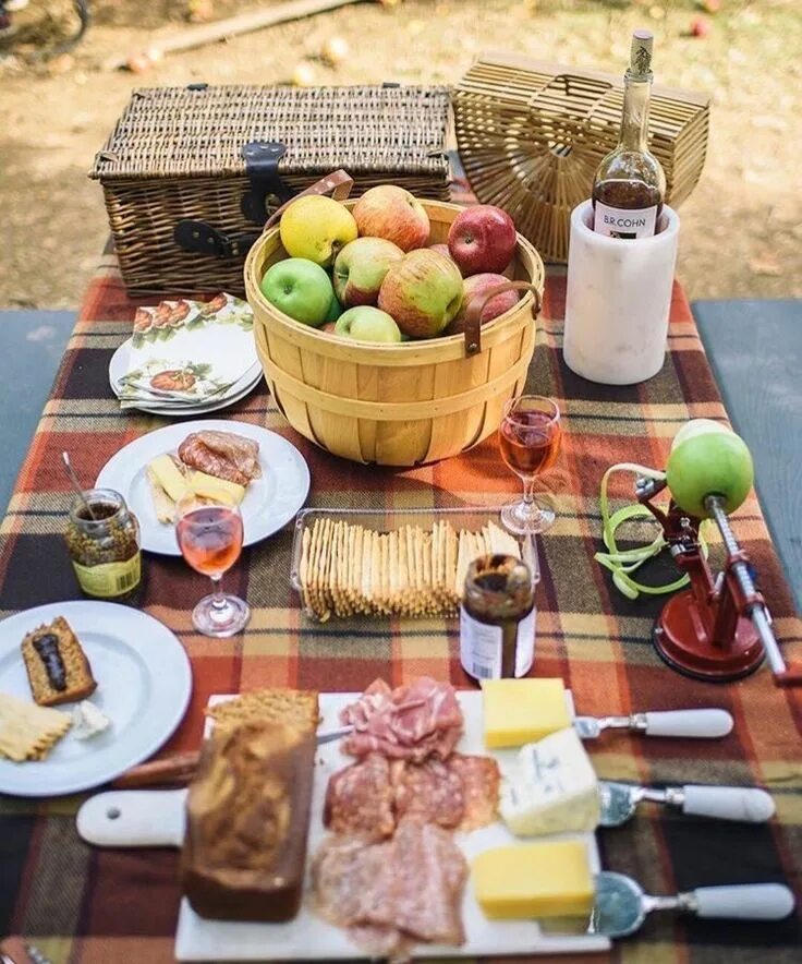 Собираемся на пикник. Еда на пикник. Продукты на пикник. Продукты на природу. Пикник с фруктами.