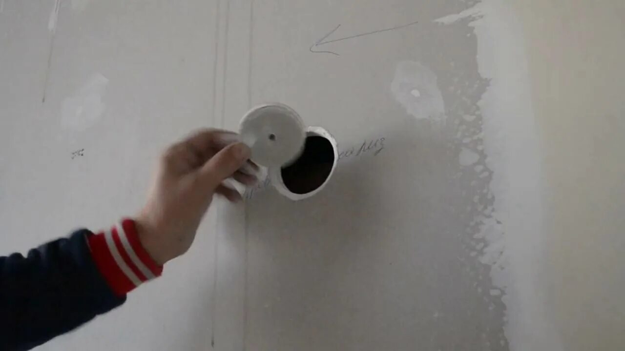 Чем закрыть отверстие в стене. Заделка отверстий в стене. Круглое отверстие в гипсокартоне. Заделать дыру в стене. Отверстие в стене от розетки.