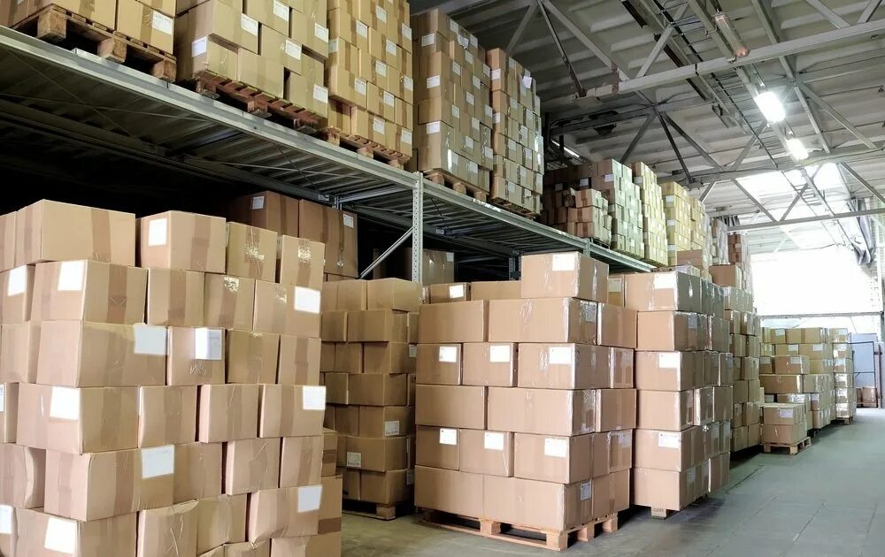 отгрузка со склада. склад продуктов питания. ящики для склада. товарные запасы. продуктовый склад.