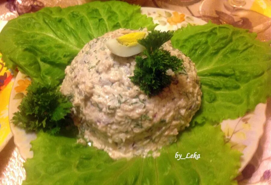 треска ресторанная подача. салат из печени трески с горошком и огурцом. салат с паштетом из трески. салат с печенью трески классический. намазка из печени трески с яйцом.