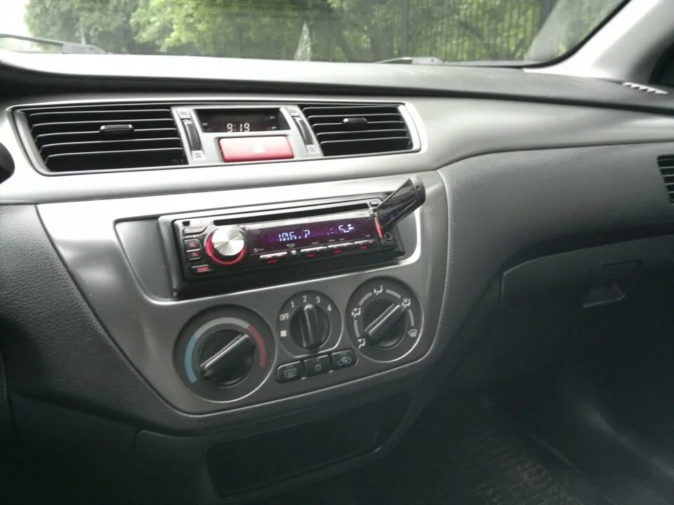 Бортовой компьютер в лансер 9 от ваз. Панель приборов с бк лансер 9. 6 в приборку. Бортовой компьютер лансер 9. Бк в приборку ланцер 9.