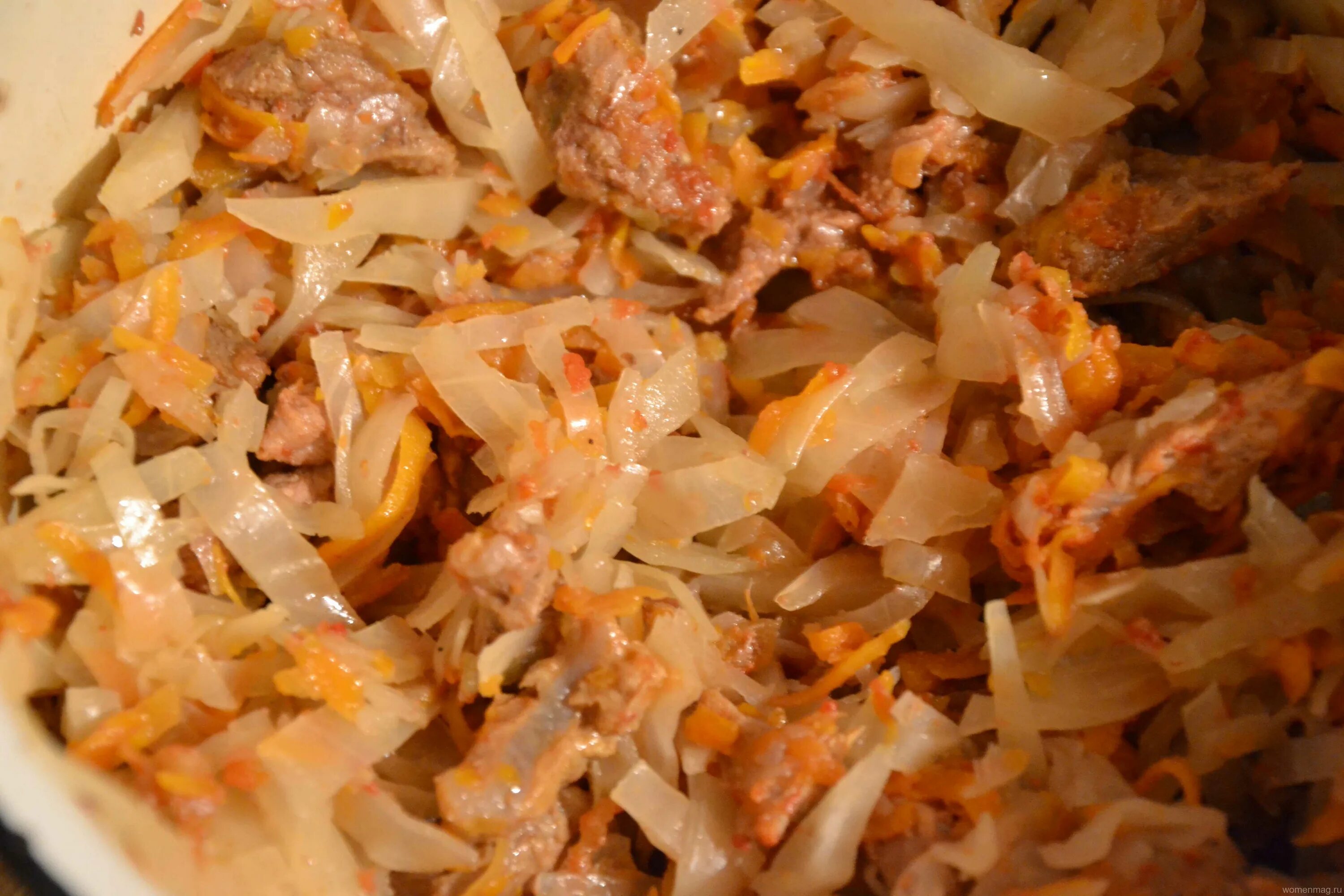 Потушить капусту с мясом в сковороде. Тушёная капуста с тушёнкой. тушёная капуста с мясом. тушёная квашеная капуста с мясом. тушёная капуста с говядиной.