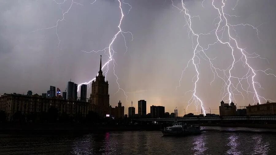 Гроза идет на москву. Гроза в москве 10 июля 2022. Гроза над кремлем. Гроза в москве. Москва идет гроза.