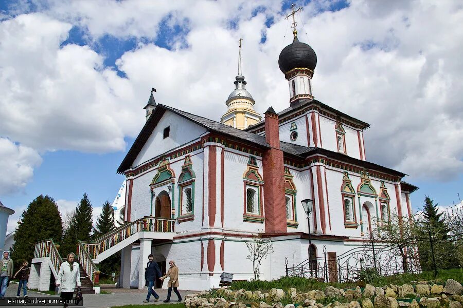 Памятник коломенский. Церкви коломны в старом городе. Голутвин церковь. Церкви города коломна. Колокольня успенского собора коломна.