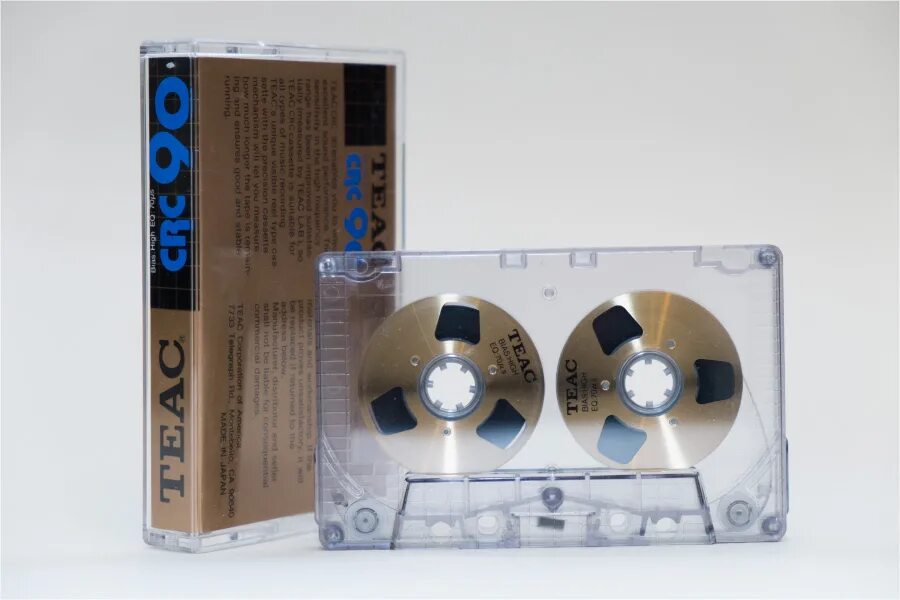 Ел кассет. Компакт кассета дека. Аудиокассеты чистые. Кассеты металл с компакт диска. Компакт-кассета karobka.