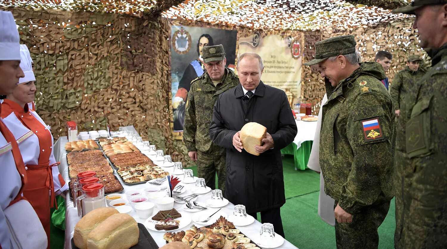 Вс рф готовит. 247 Межвидовой полигон Цугол. Тыл вс РФ Полевая кухня. Полевая столовая вс РФ. Полевые кухни Российской армии.