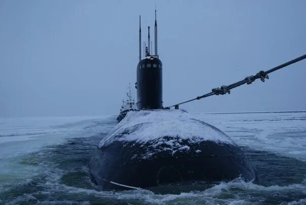 Подводная лодка во льдах. Подводная лодка ледокол. Полярное сияние над винсконсином 2004. Вагачер атомный ледокол. Военная база нато в арктике.