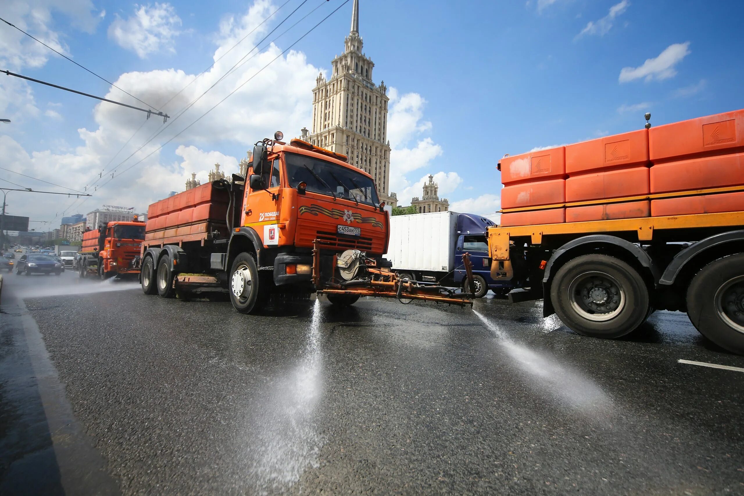 Поливальная машина. Мойка дорог. Поливочные машины для дорог. Московские дороги промоют шампунем.