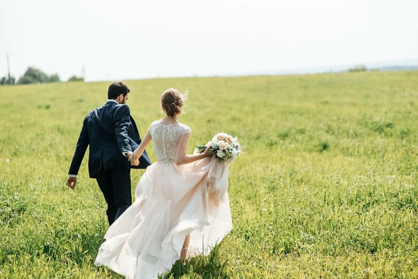 Свадьба в поле. Жених и невеста в поле. Свадебная фотосессия в поле. Фотосессия в поле жених и невеста. Брачное поле