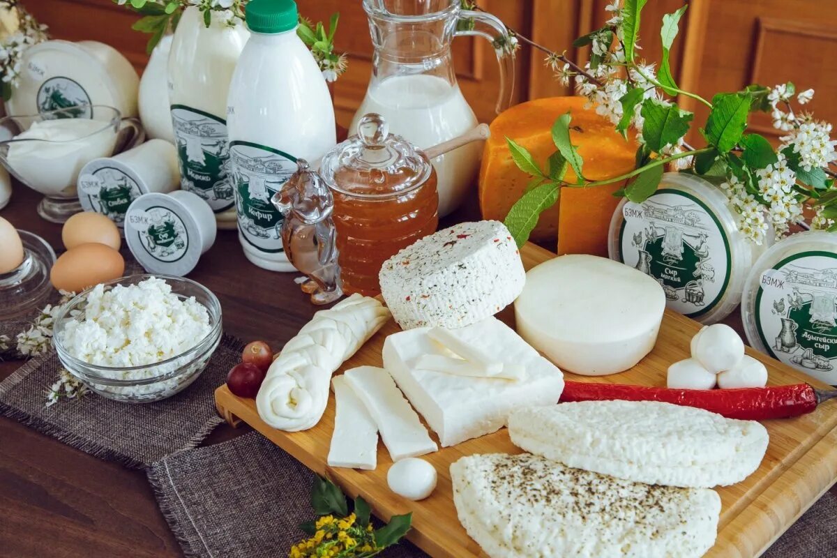 Молочная продукция. Фермерские продукты. Натуральные молочные продукты. Натуральные Деревенские продукты.