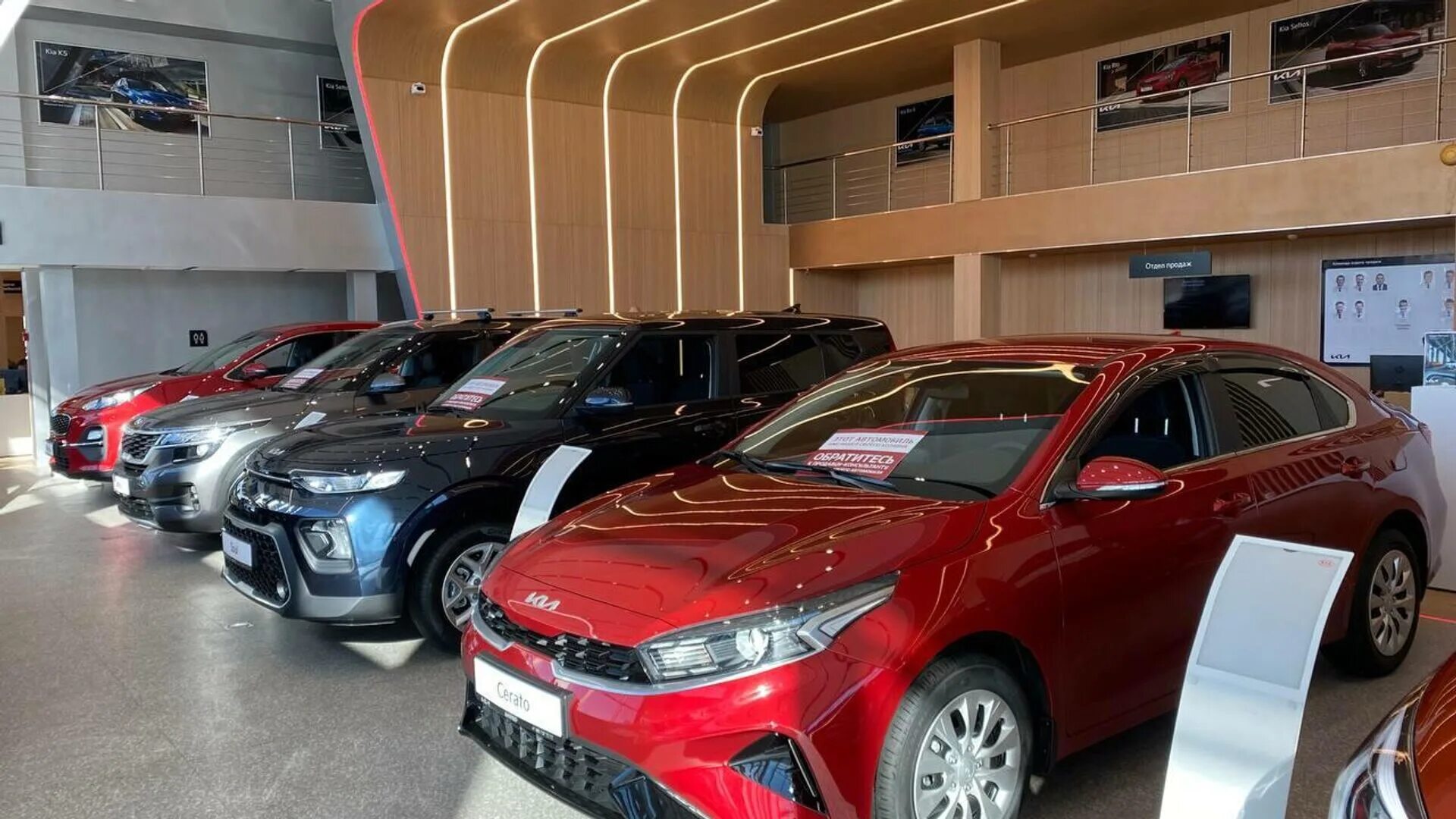 Автомобили автосалон в китае. Салоны авто в китае. Салоны авто в китае. Автовыставка в китае 2023. Джили кроссовер 2022.