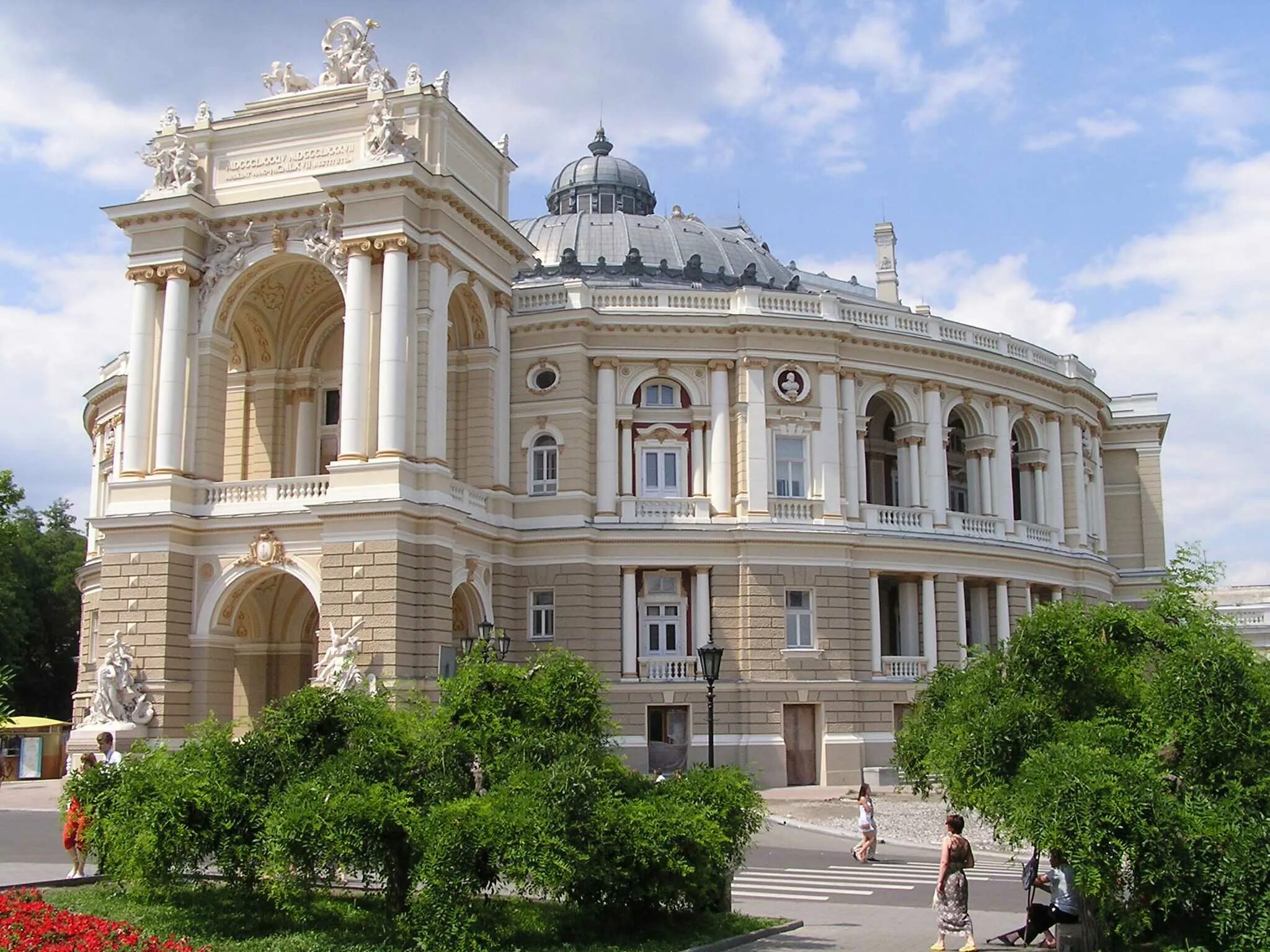 Одесские они фото слово итальянского происхождения. Оперный театр Одесса. Одесский национальный Академический театр оперы и балета. Одесский оперный театр стиль архитектуры. Оперный театр Одесса Архитектор.