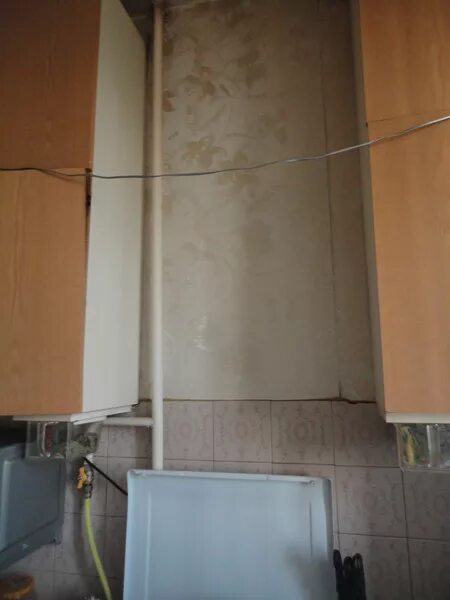 Газовая труба на кухне. Вытяжка и газовая труба на кухне. Газовая труба за вытяжкой. Прячем газовую трубу на кухне. Встраиваемая вытяжка и газовая труба.