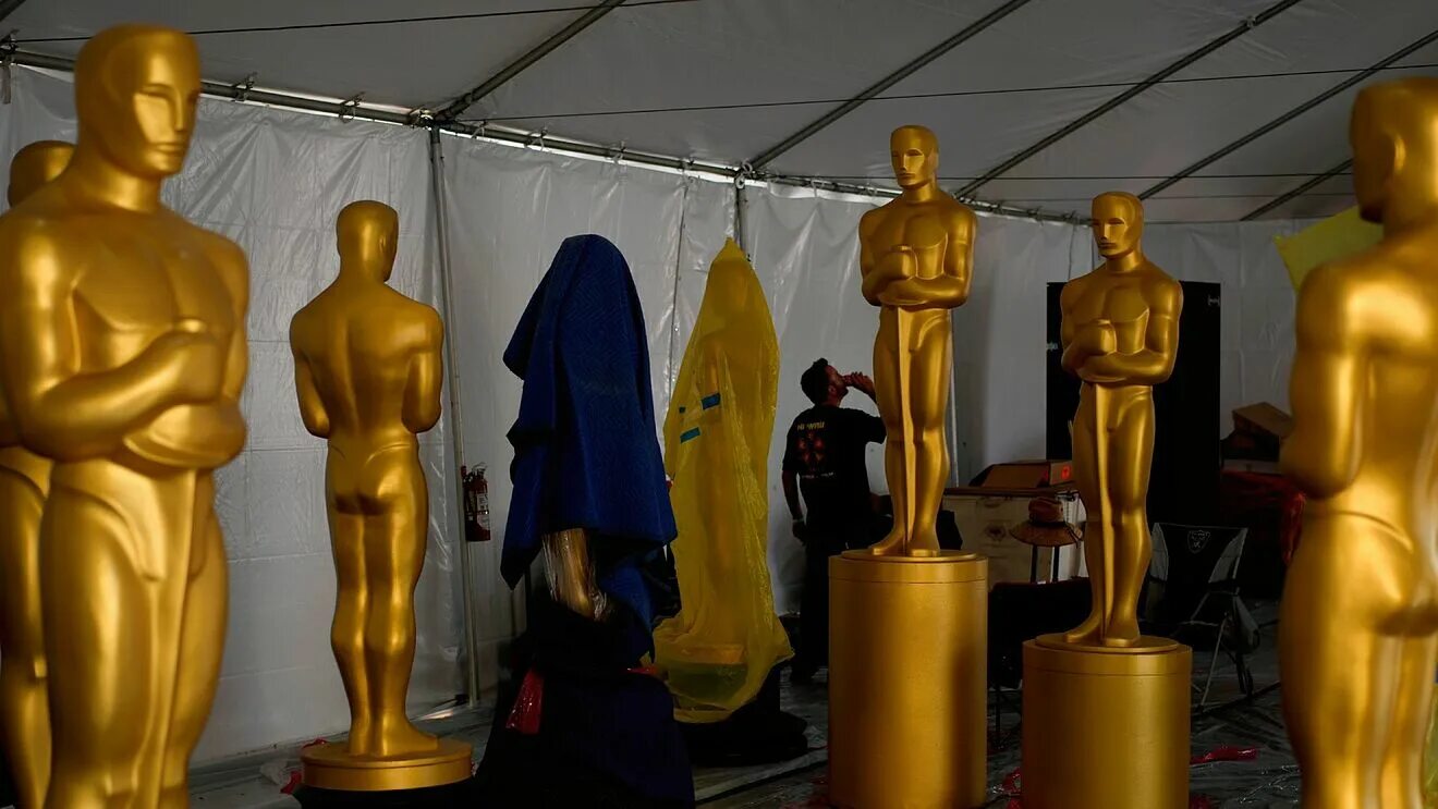 Оскар 2024 костюмы. Статуя Оскар. Оскар 2022. Премия Оскар 2022. Статуя Оскара манекен.