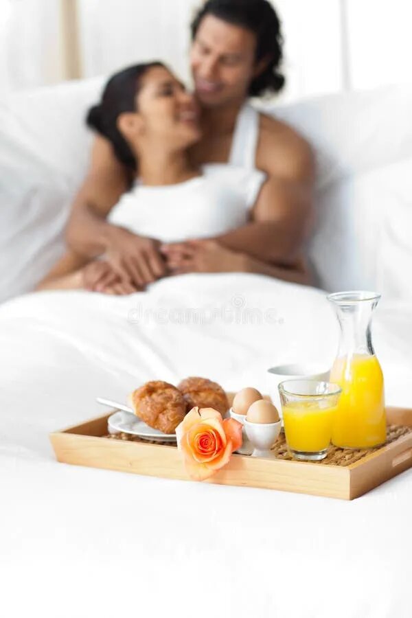 Принести завтрак в постель. Завтрак в постель. Романтический завтрак в постель. Еда в постели. Принес завтрак в постель.