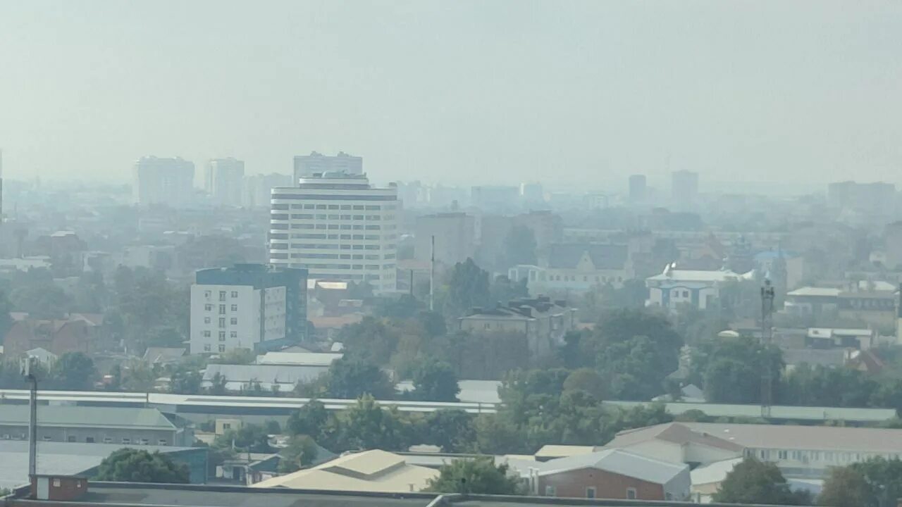 Гарь краснодар. Пожар в краснодаре сейчас. Пожар на музыкальном краснодар. Краснодар окраины города. Смог в краснодаре.