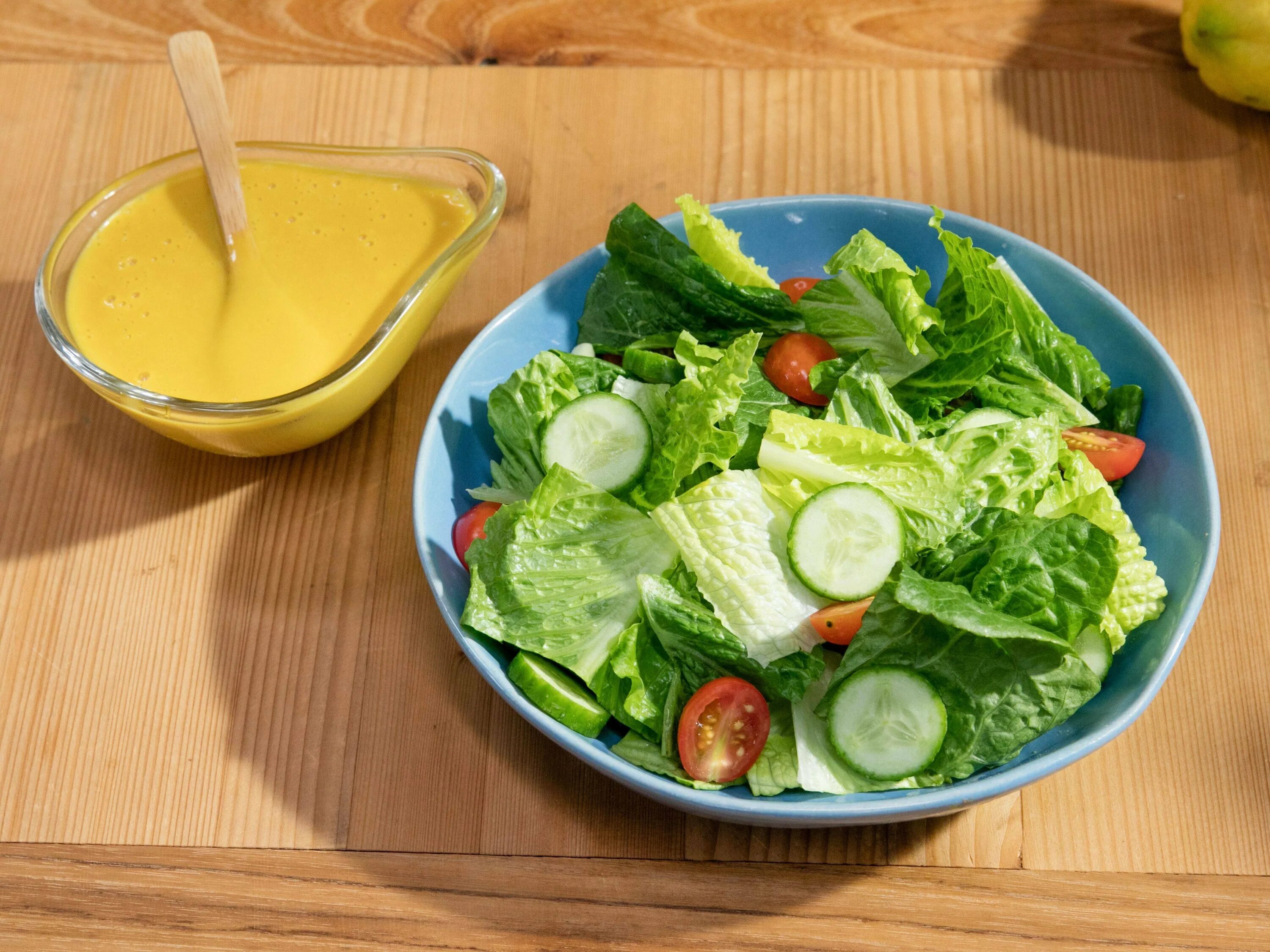 Соус для салата из свежих овощей заправки. Соус для овощного салата. Зеленый соус для салата. Дрессинг для салата. Вкусный соус к зеленому салату.