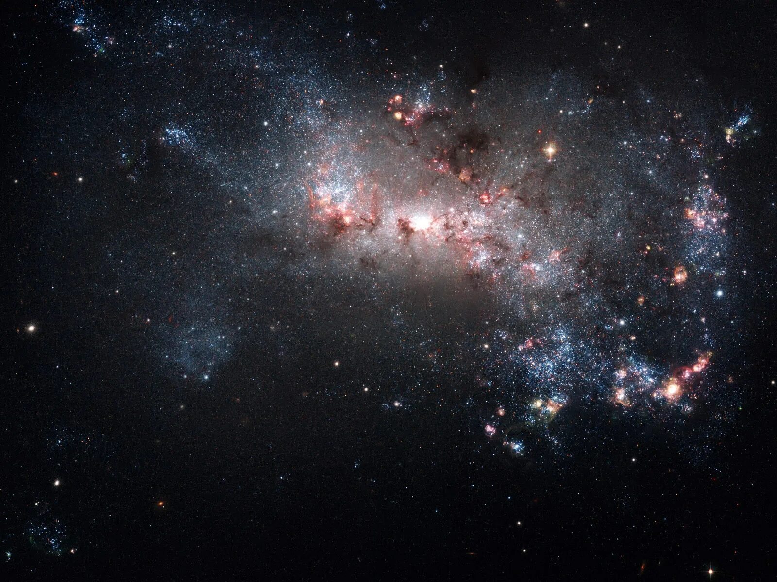 Звездное скопление в созвездии. Галактика NGC 4449. Неправильная Галактика NGC 4449. NGC 4449 (С. гончие псы). M 94 (Галактика).