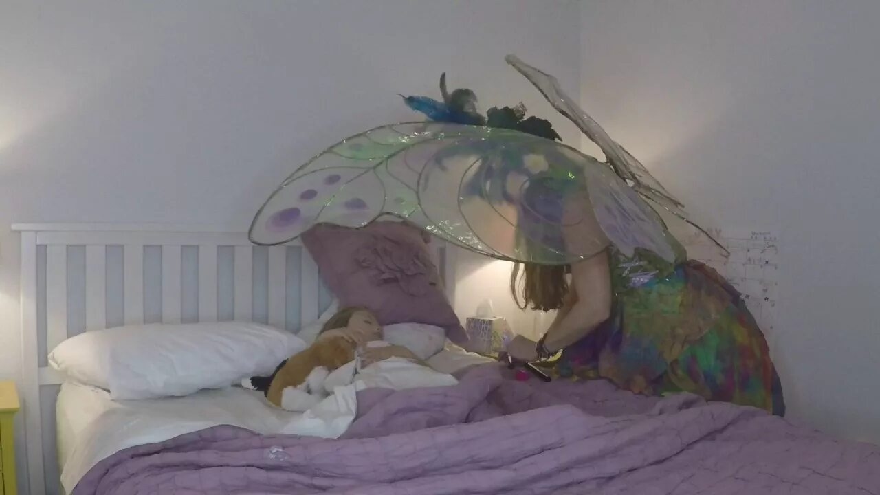Как в реальной жизни выглядит зубная фея 5-year-old boy "catches" the Tooth Fairy YouTube
