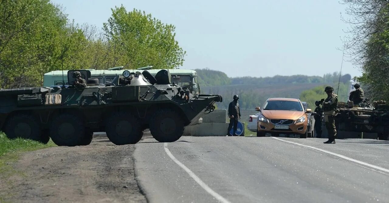 Военный блокпост. Дорожные блокпосты военные. Военная дорога. Военный пост на дороге.