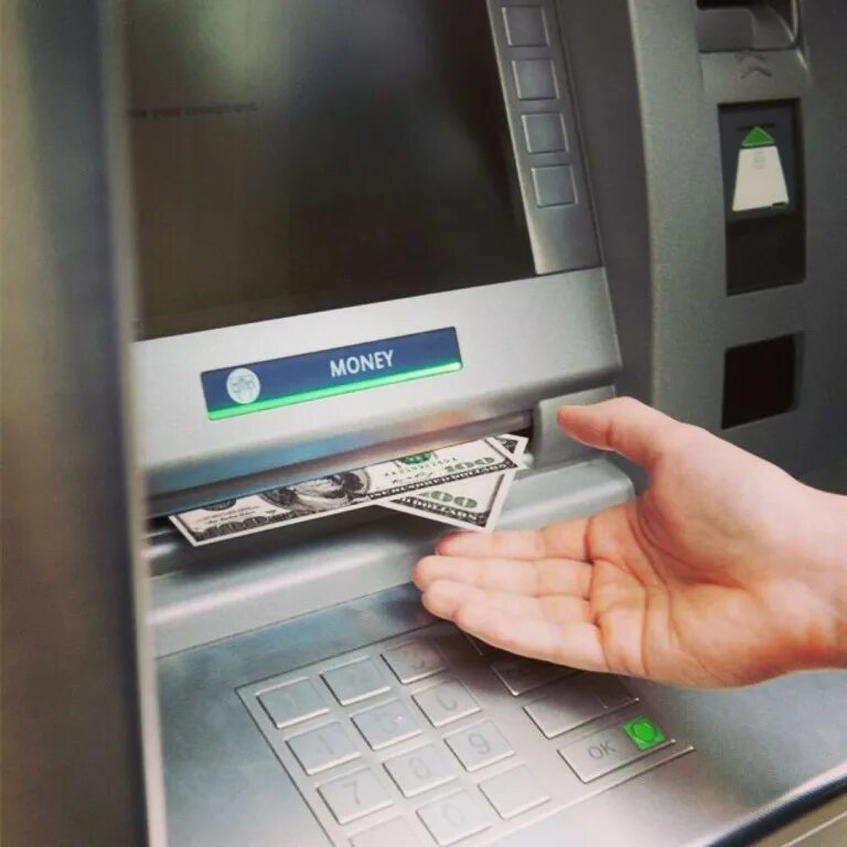 Банкомат. Снятие денег в банкомате. Деньги из банкомата. Банкомат (ATM). Забытые деньги в банкомате