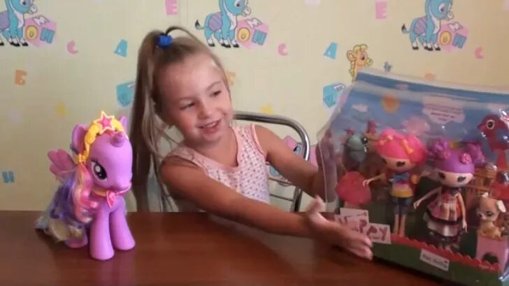 Девочки видео распаковка. Распаковка игрушек. распаковка игрушек для девочек. распаковка игрушек для девочек 10 лет. распаковка игрушек для девочек 12 лет.
