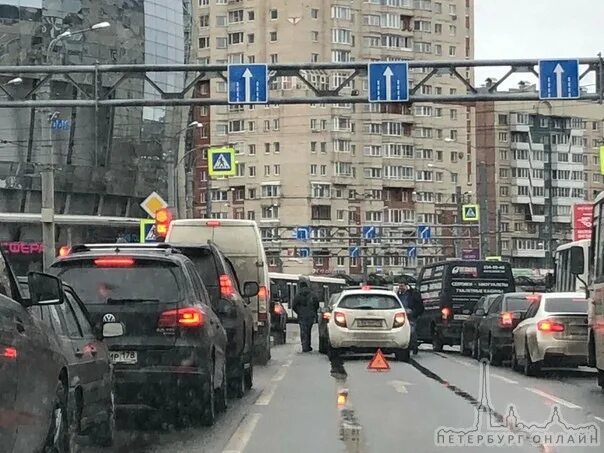 Светофор комендантский проспект. Авария на Комендантском проспекте. Движение на Комендантской площади.