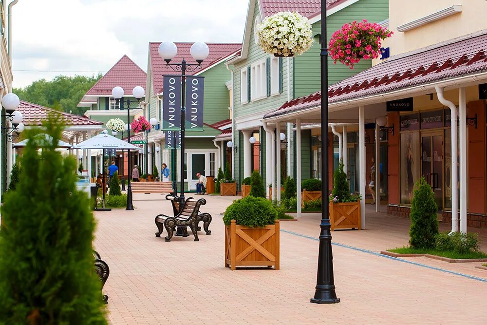 Outlet village магазины. Внуково аутлет Вилладж. Outlet Village Внуково. Деревня аутлет Внуково. Vnukovo Outlet Village, деревня Лапшинка.