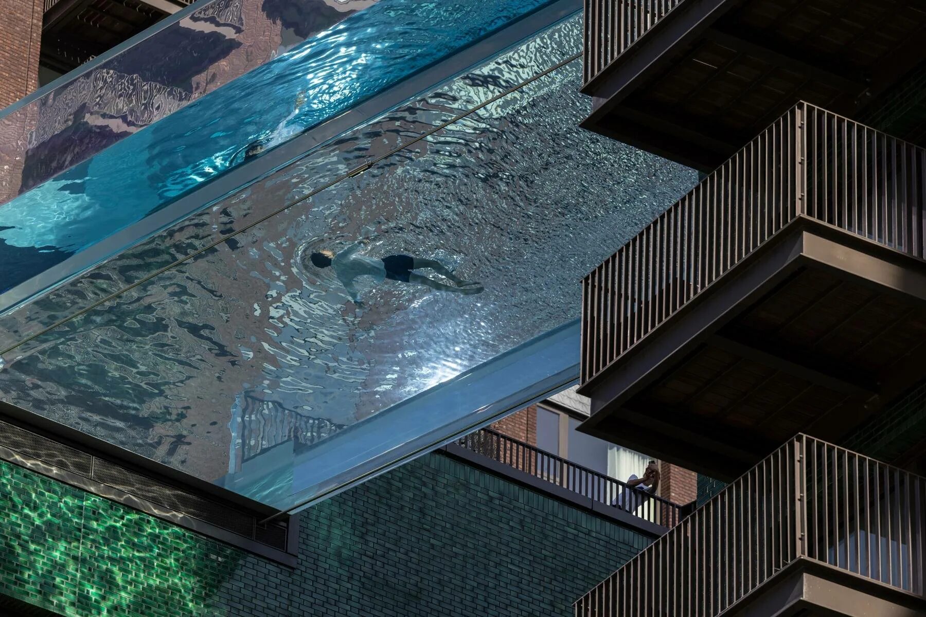 Бассейн с дном. Sky pool бассейн лондон. бассейн с прозрачным дном. бассейн с прозрачной стеной. бассейн со стеклом.