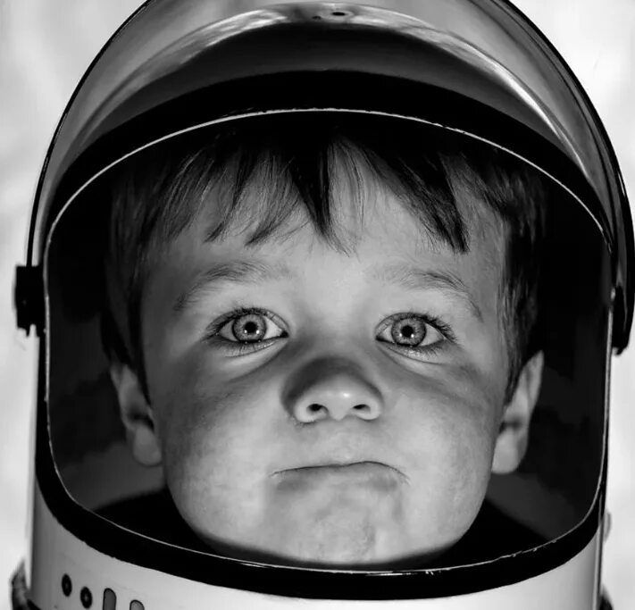 В детстве многие мечтали. Aaron Sheldon астронавт. Для мальчиков (космонавт). Мальчик в космосе. Космонавт для детей.