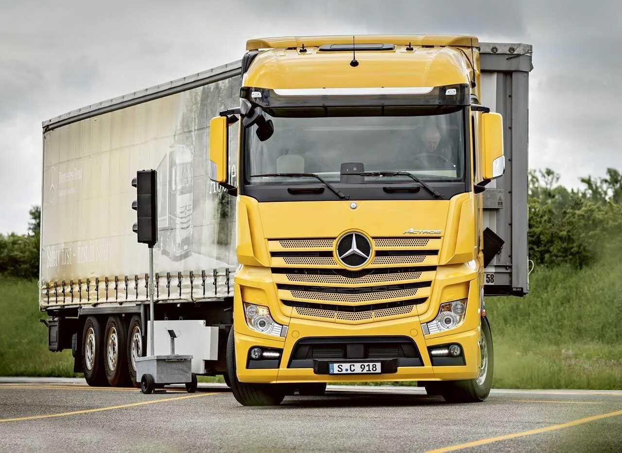 Грузовые автомобили 2016. Грузовик Мерседес Бенц Актрос. Mercedes-Benz Actros 1863. Фура Мерседес Актрос. Мерседес Бенц Актрос фургон.