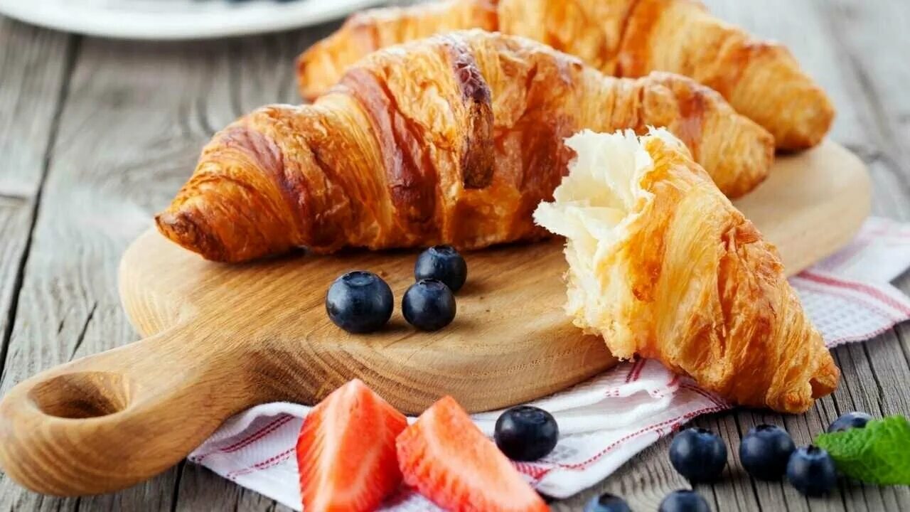 Круассан с джемом. Булочки круассаны. Круассаны на тарелочке. Аппетитный круассан. Круассан с шоколадом.