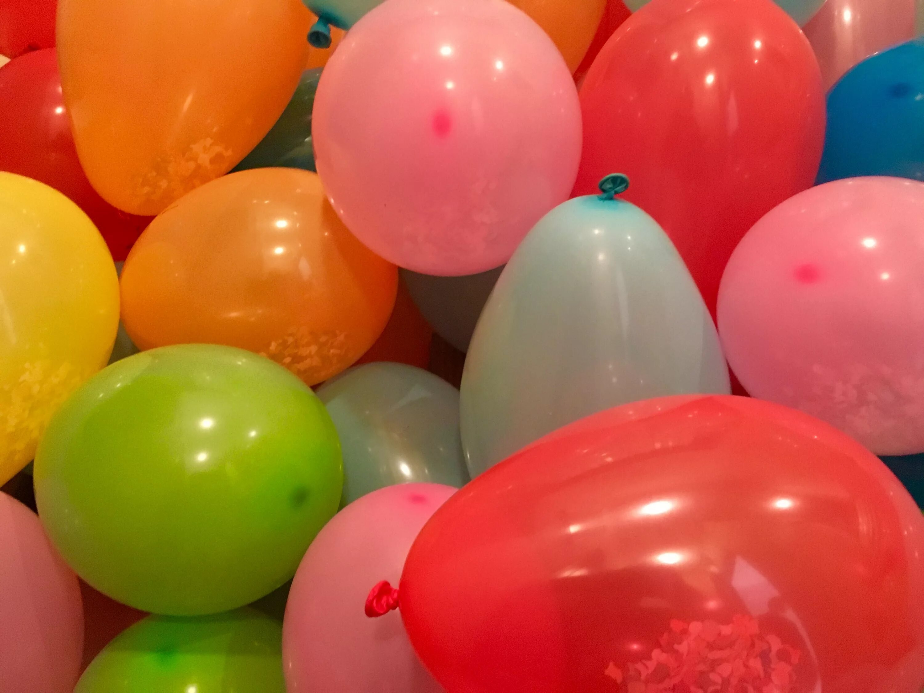 Поступление шаров. Воздушный шарик. Шарики надувные. Яркие шары. Праздничные шарики.