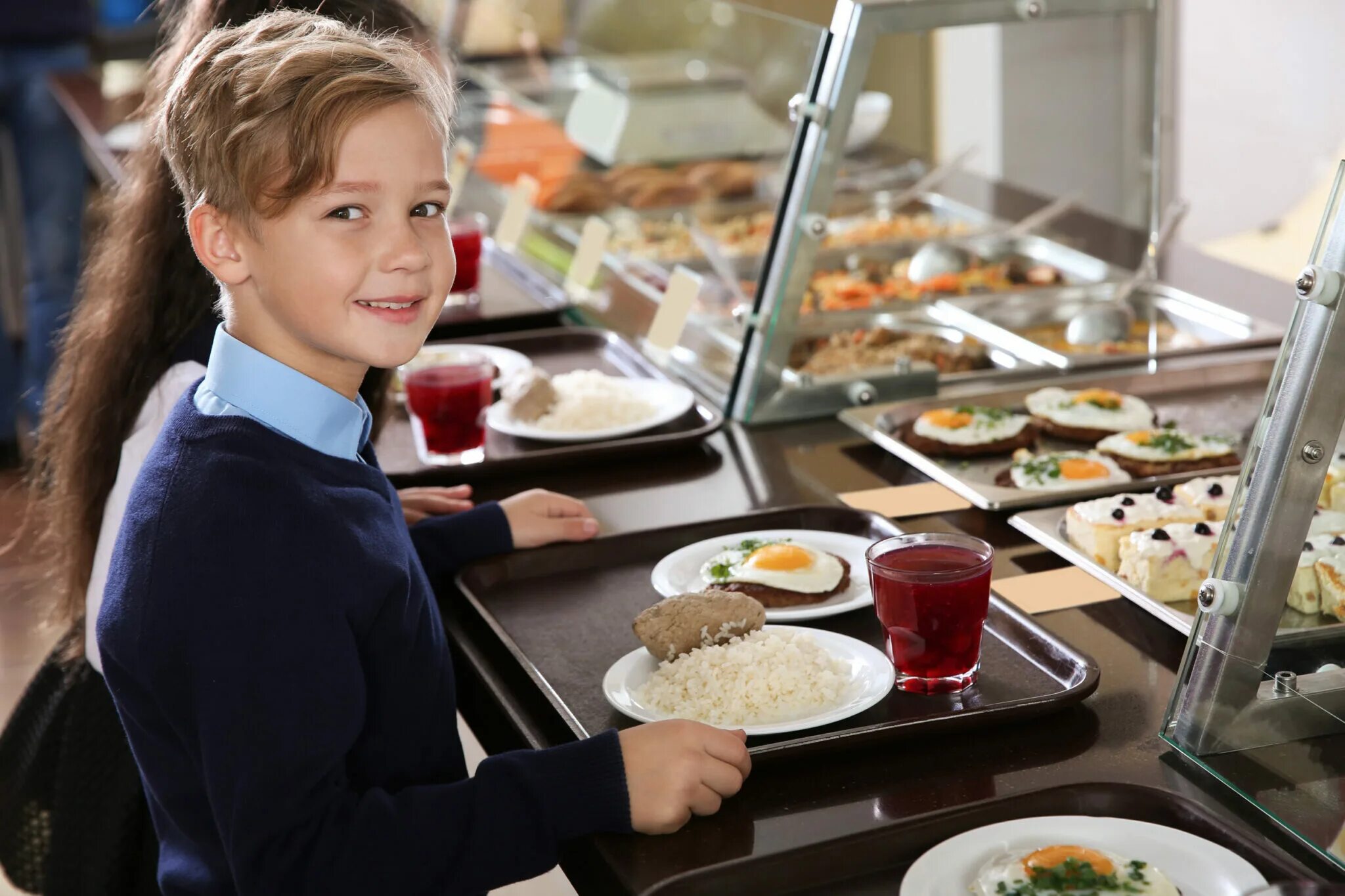 Время обеда в школах. Питание в школе. Обед в школе. Школьники в столовой. Питание в школьных столовых.