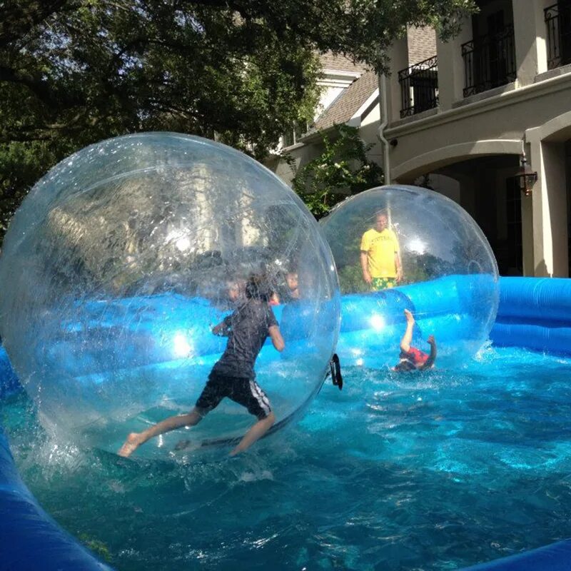Бегать в шаре. Бассейн с шарами водными. Надувной шар для бассейна. Зорб для бассейна. Надувной шар с шариками бассейн.