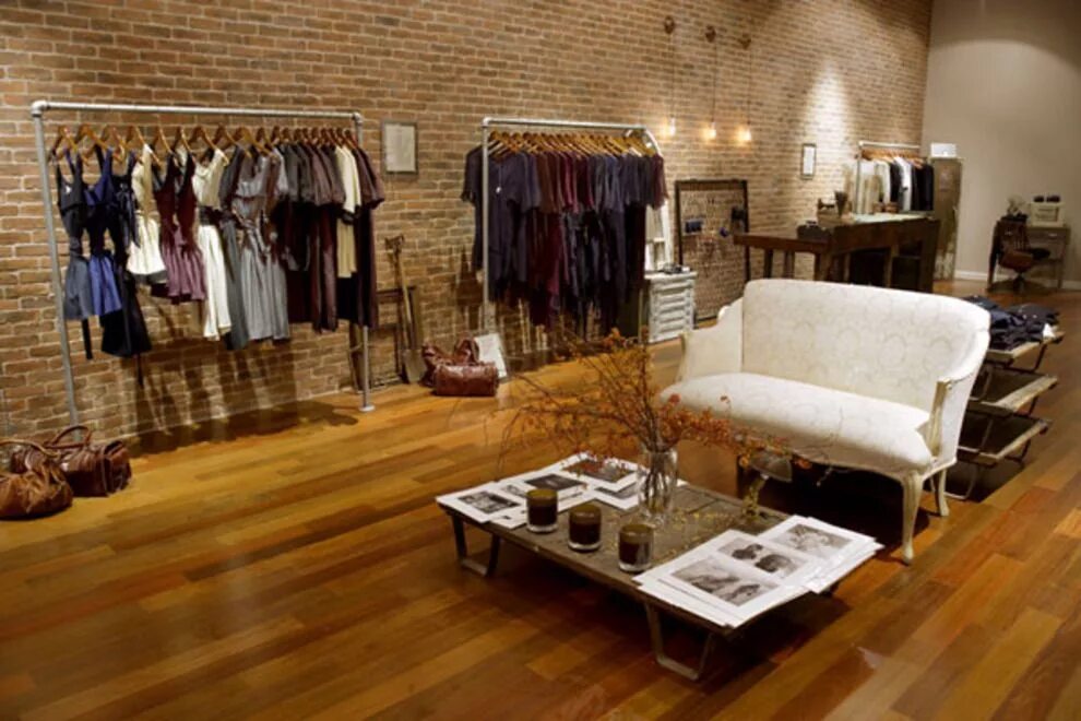 Fashion area. Сетки для подиумов. Одежда для выставки женская. Дизайн выставок. Бифри интерьер.