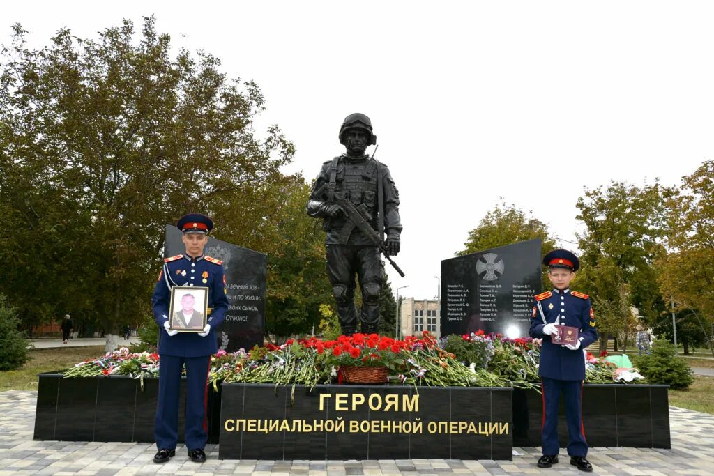Памятник героям открыли. Открытие памятного мемориала нижний новгород. Памятник у суворовского училища в екатеринбурге. Памятник алексею маресьеву в камышине. Памятник героям открыли.