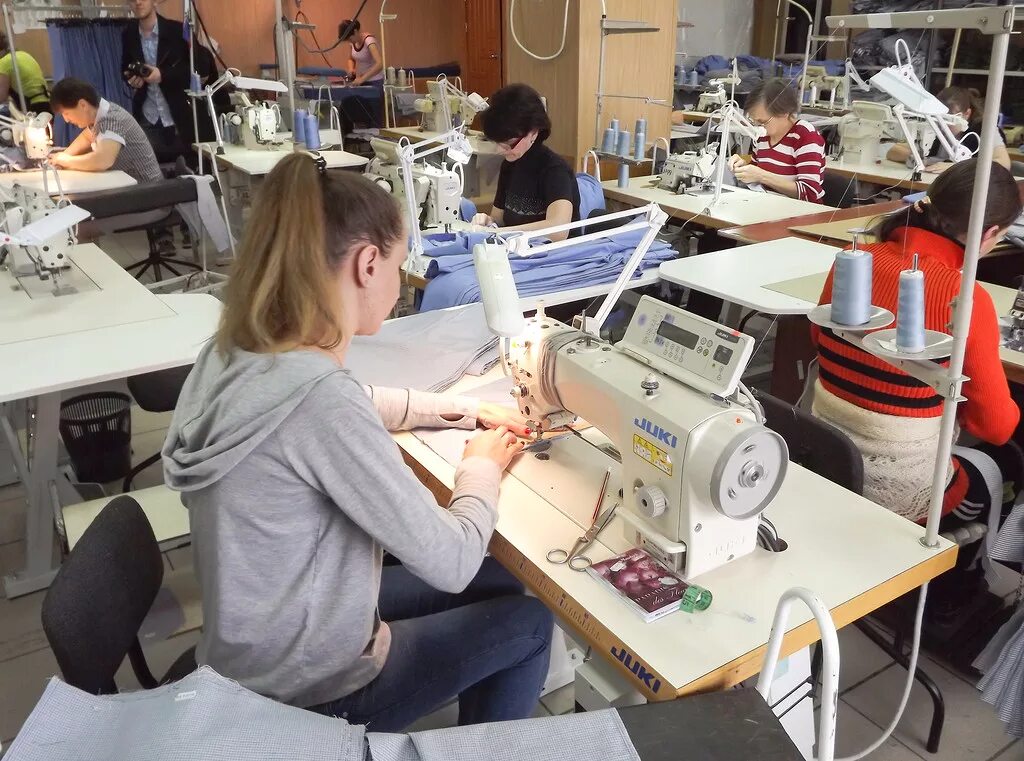 Производство одежды с нуля. Создание бренда одежды. Цех по пошиву одежды. Пошив одежды. Швея.