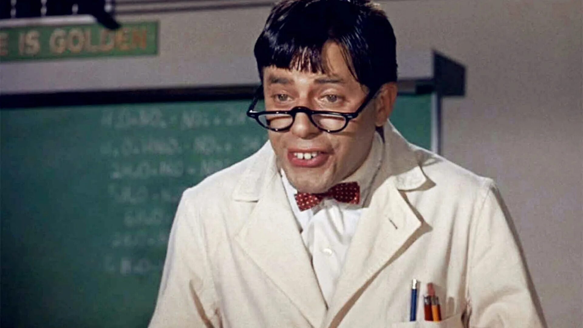 Ученый с колбой. Ученый с колбой. Химик с колбой. Глупый профессор. Сумасшедший ученый.