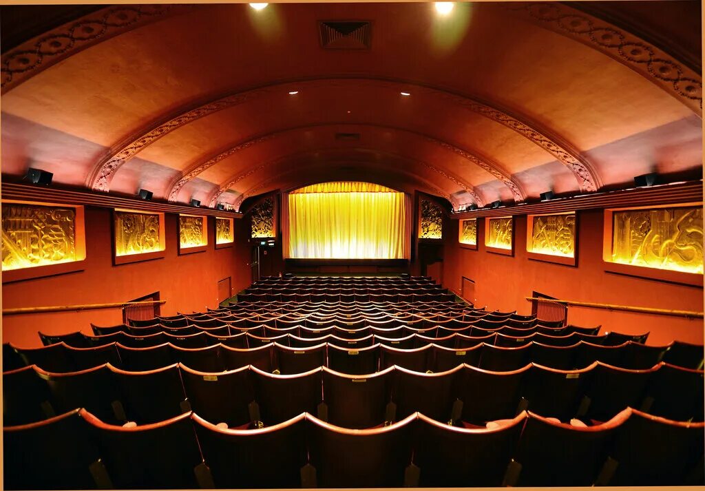 Theater pet. Театральный зал Аудиториум. Супер в театре это. Кинотеатр Феникс Лондон. Аудиториум мы.