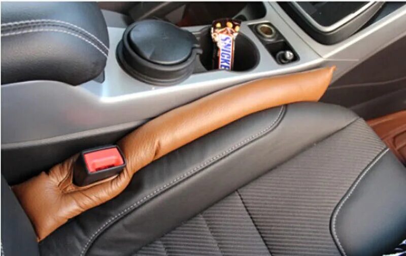 Как называется штука в машине. Заглушка между сидений xc90. Подушка между сидений автомобиля. Вставка между сиденьями в автомобиль. Автомобильный карман между сиденьями.