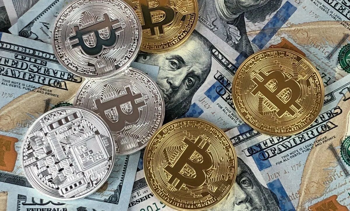 Современные мировые деньги. Мировые деньги. картина биткойн. монеты криптовалют. биткоин.