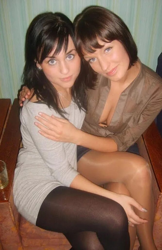 две девушки из соцсетей. поцелуй девушек частное. русские школьницы подруги. провинциальные девушки. девушки домашнее.