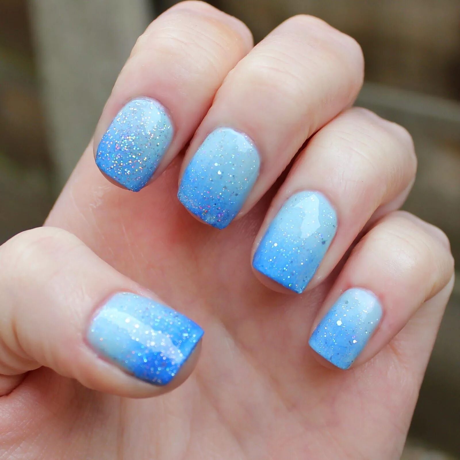 ногти голубого цвета с блестками. маникюр синий с блестками. голубой с блестками. шеллак голубой с серебром. маникюр голубые ногти с блестками.